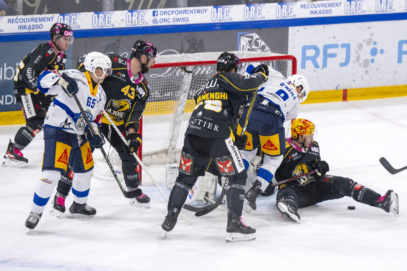 Le HC Ajoie de Jonathan Hazen (casque jaune) a fini par être mis au sol par Zoug samedi soir (photo : KEYSTONE/Georgios Kefalas).