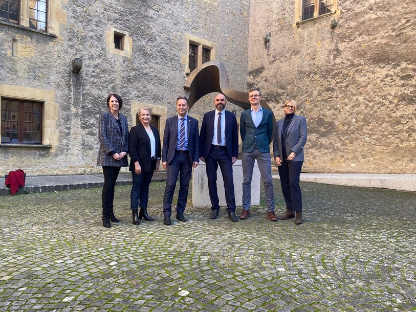 Le nouveau Conseil d'Etat neuchâtelois : Crystel Graf, Florence Nater, Alain Ribaux, Laurent Favre, Frédéric Mairy et la chancelière Séverine Despland. 