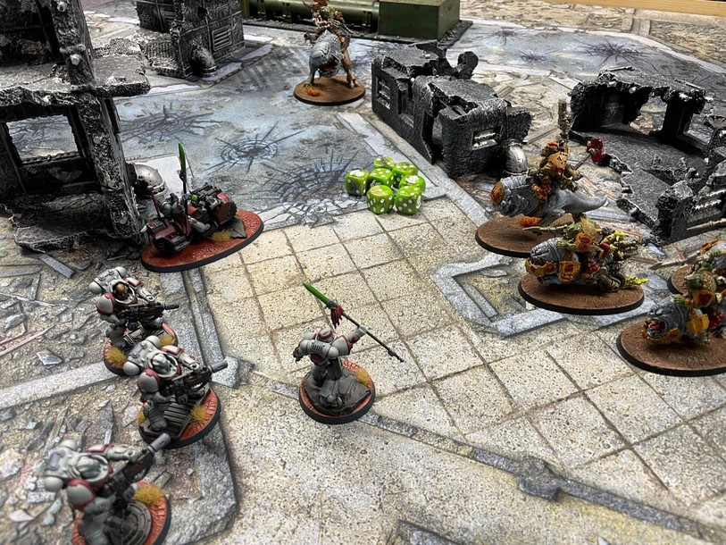 Les différentes figurines de jeu sont montées et peintes à la main. 