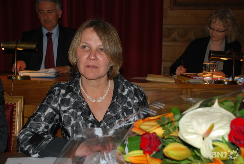 Des fleurs pour la conseillère communale socialiste Françoise Jeanneret, qui quitte l'exécutif après y avoir siégé pendant 15 ans.  