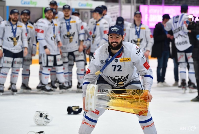 Léonardo Fuhrer a soulevé la coupe avec le HCC avant de rejoindre Martigny. (Photo : archives Georges Henz)