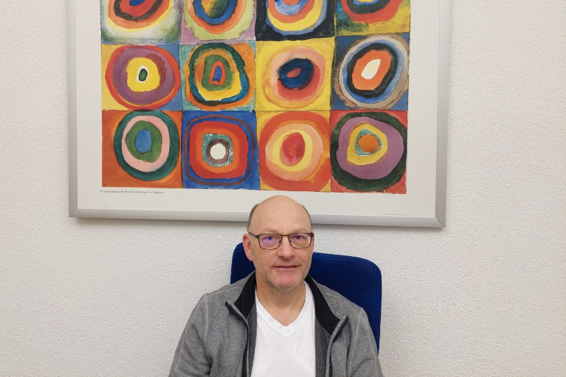 Silvio Mittempergher, maire de Châtillon, a choisi de se photographier dans le bureau communal (photo : Silvio Mittempergher).