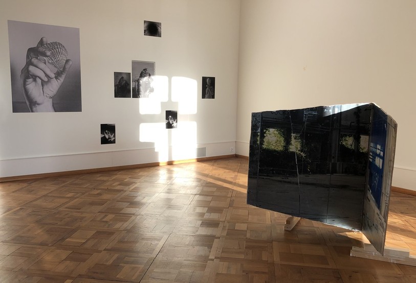 En premier plan, l'œuvre de Thomas Annaheim Lambert, basé à Lausanne.