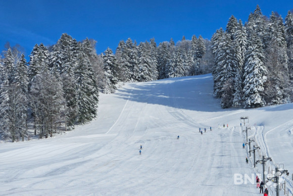 Aux Bugnenets, les premiers skieurs ont répondu présent dès le début de l'après-midi.