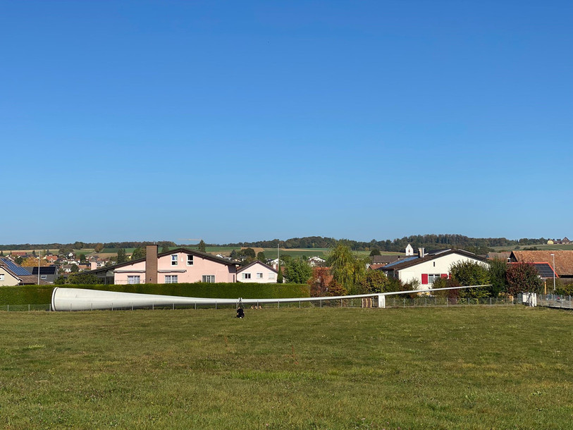 Cette grande lame de 43 mètres accueillera bientôt 200 panneaux photovoltaïques et abritera des voitures. (Photo : Planair)