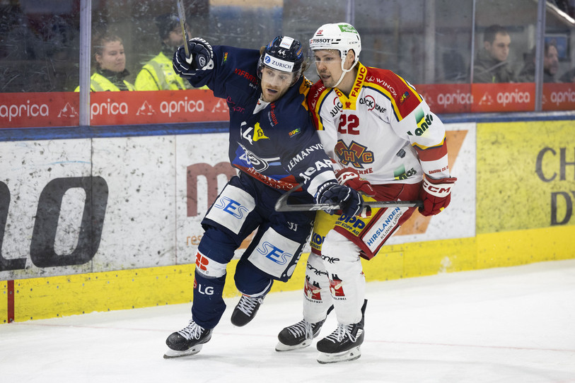 Le numéro 22 du HC Bienne Ville Pokka (à dr.) prend la direction de Berne. (Photo: KEYSTONE/Ti-Press/Maria Linda Clericetti)