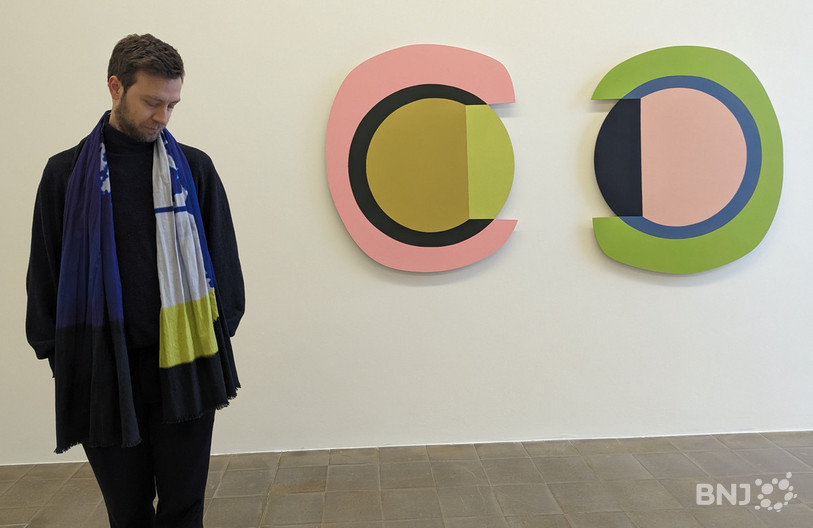 Julien Berberat, président de l’Association Cantonale, se trouve devant l'une des oeuvres présentée au Pasquart. 