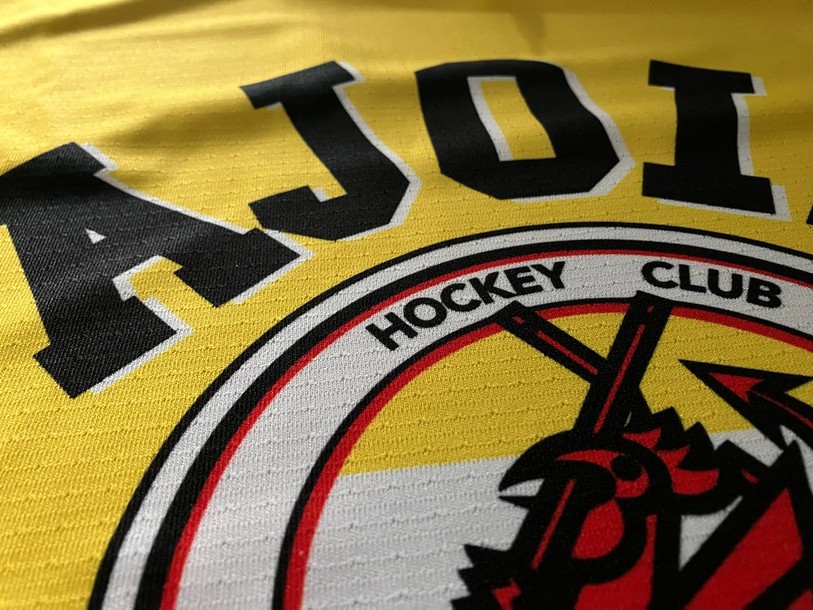 Les joueurs du HC Ajoie porteront un maillot rétro à l'occasion du match du 50e anniversaire du club vendredi contre Lausanne.