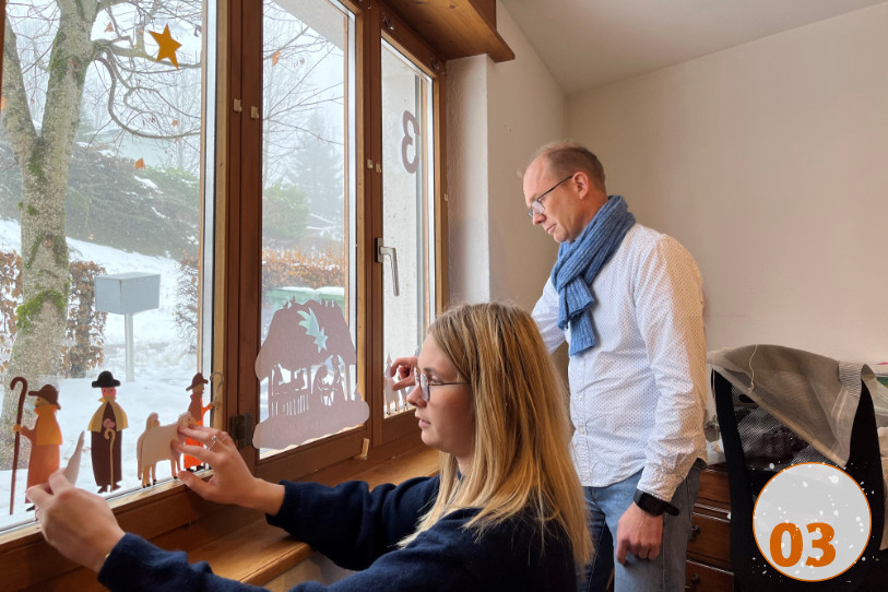 Sarah et Marc Dufour en plein préparatifs des Fenêtres de l'Avent dans leur maison à Renan où ils accueilleront les habitants du village ce dimanche.