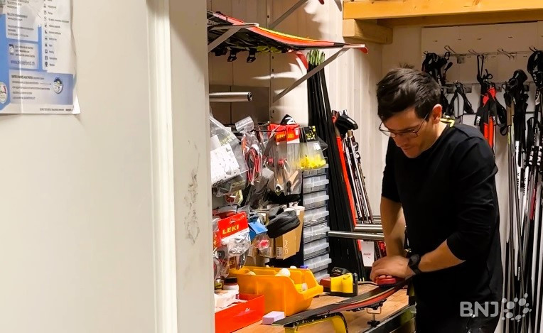 Alexandre Rognon de Passion Vélo explique la marche à suivre pour farter ses skis correctement.