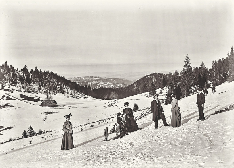 Sur le chemin de Tête de Ran, près de la ferme de la Petite Corbatière (vers 1901-1905). (Photo : © Charles Robert-Tissot - BV-DAV)