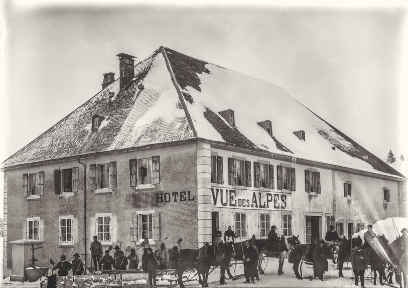 Attelage de déneigement avec triangle et cantonniers devant Hôtel de La Vue des Alpes (février 1895). (Photo : © Arnold Juvet - BV-DAV)