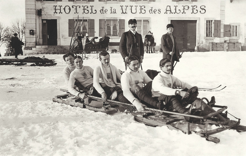 Équipe de bobsleigh devant l’hôtel de La Vue des Alpes (vers 1920). (Photo : © Photographe anonyme - BV-Imprimés des Montagnes neuchâteloises (Fonds cartes postales))