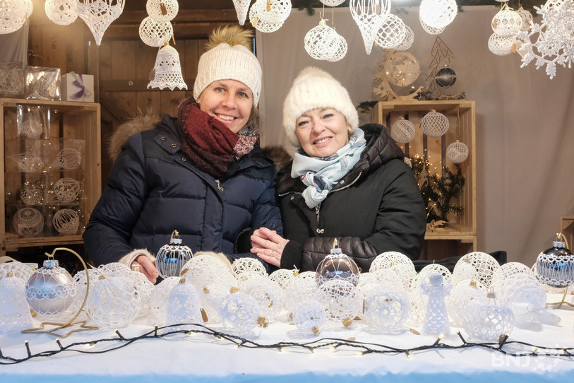 Cathia Brom (à gauche) et Agata Zyradzka exposaient pour la première fois au marché de Noël de St-Ursanne.