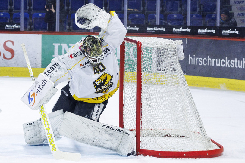 Le gardien du HC Ajoie Damiano Ciaccio dans ses œuvres sur la glace de Kloten (KEYSTONE/Patrick B. Kraemer).