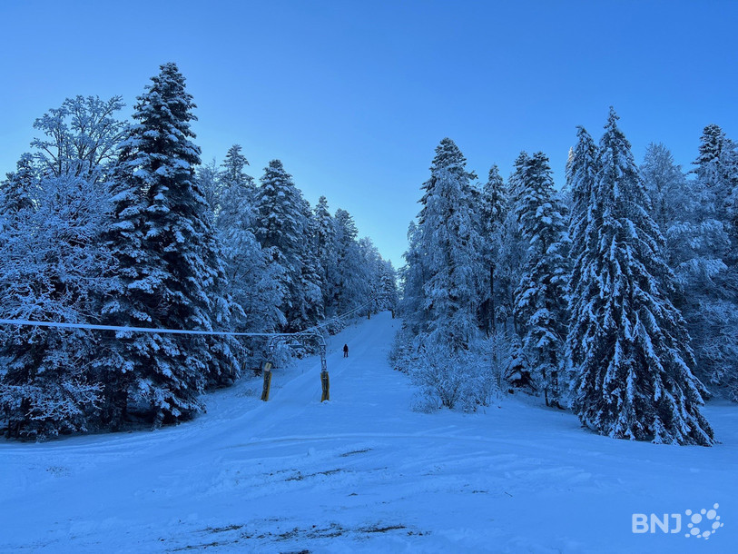La neige et le froid étaient au rendez-vous aux Breuleux dimanche matin, tout comme les nombreux amateurs de glisse.
