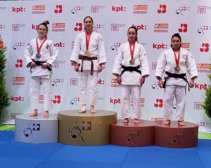Jessica Gurba (à g.) sur la 2e marche du podium. (Photo: Dominique Berthold)