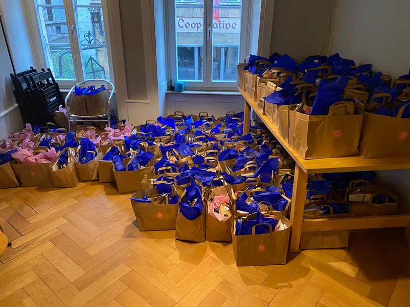 Au total 12'000 cadeaux vont être emballés pour les habitants de Bienne et des alentours.