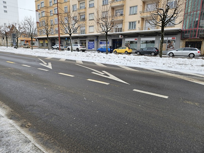 Les automobilistes doivent dorénavant se rabattre sur une seule voie avant de prendre le croisement entre l'avenue Léopold-Robert et la rue de Pouillerel à La Chaux-de-Fonds.