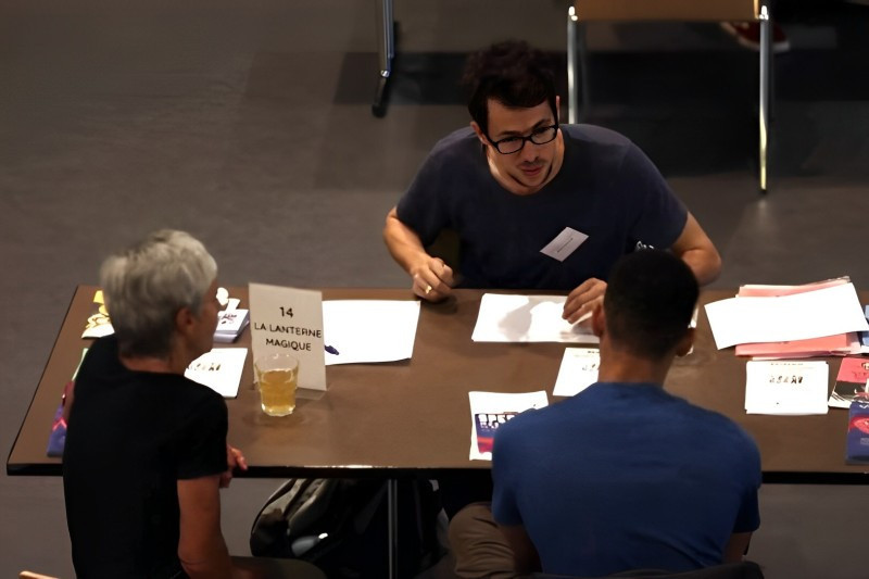 Une rencontre entre une association et de potentiels bénévoles lors de l'édition 2022 du dating du bénévolat. (Photo : Youtube/bénévolat neuchâtel)