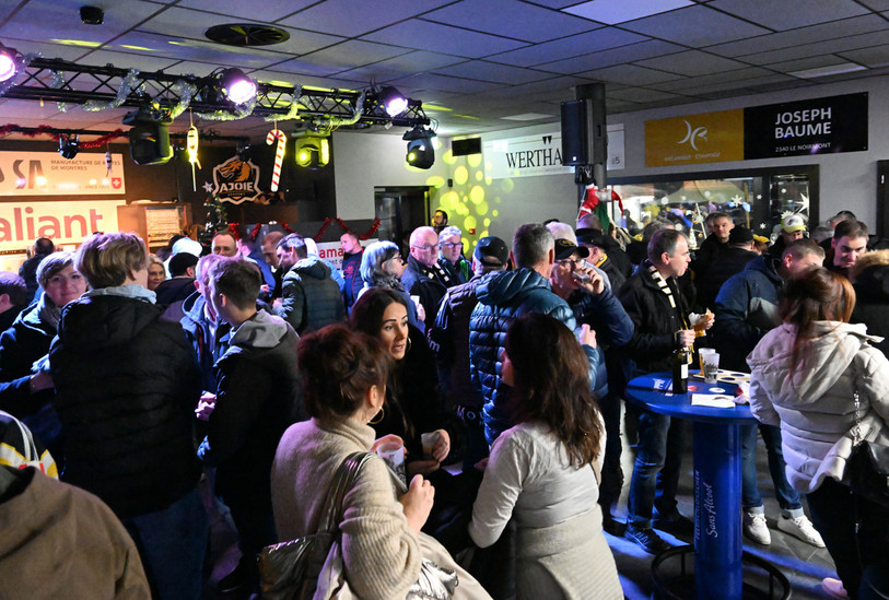L'espace&nbsp;« festif » du nouveau bâtiment qui avoisine la patinoire ajoulote&nbsp;(photo : Georges Henz).