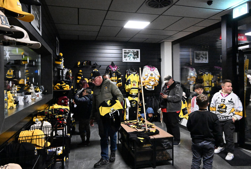 Le nouveau bâtiment du HC Ajoie contient également la boutique du club (photo : Georges Henz).