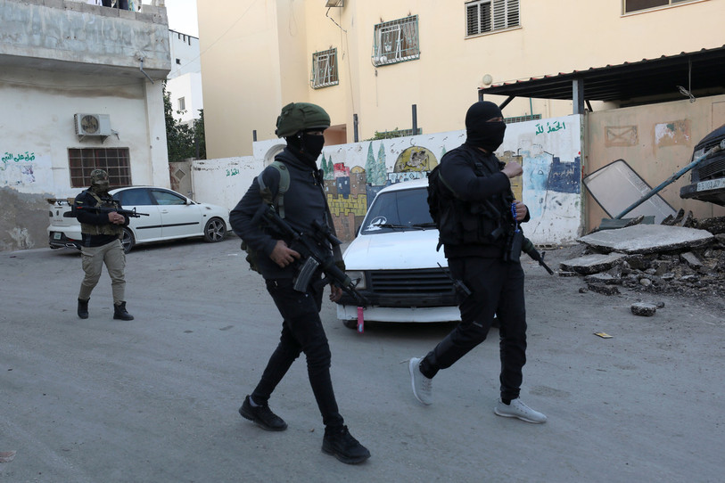 Des Palestiniens armés inspectent une partie du camp de réfugiés de Jénine après un raid de l'armée israélienne. (Photo : EPA/ALAA BADARNEH)