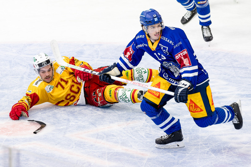 Louis Robin (en bleu) fait ses premiers pas en National League cette saison avec Zoug (photo : KEYSTONE/Philipp Schmidli).