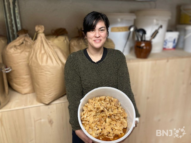 Christine Syrad, créatrice de l’entreprise biennoise Fermentable, ici avec l’unes de ses créations culinaires destinées à la restauration ou aux bars : des citrons confits.