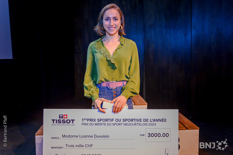 Les honneurs pour Loanne Duvoisin. (Photo : Bertrand Pfaff)