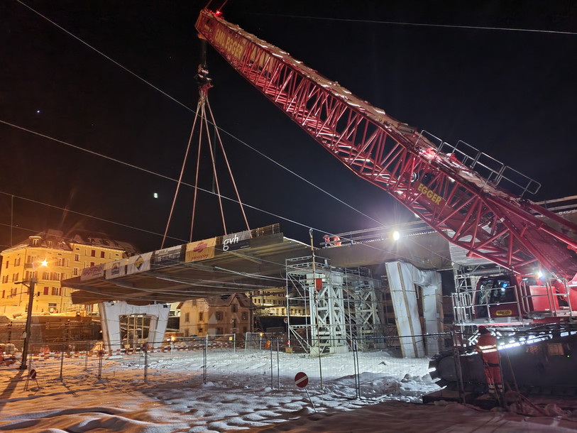 La pose d'un élément métallique pesant 200 tonnes a eu lieu dans la nuit de mercredi à jeudi sur le chantier du Grand-Pont à La Chaux-de-Fonds. (Photo : SPCH)