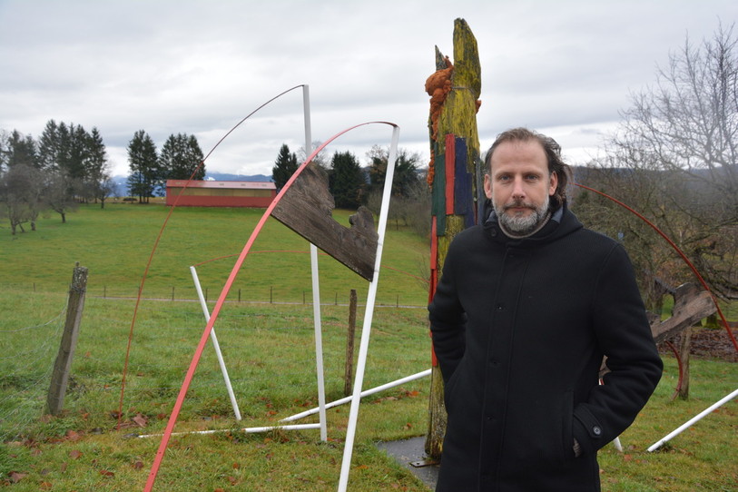 Adrien Jutard, directeur artistique de la Balade de Séprais, pose devant un des oeuvres du parcours.