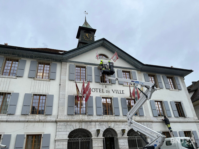 Les autorités de Moutier ont commencé à décorer l'Hôtel-de-Ville en début de semaine.