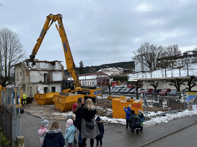 Des enfants ont notamment assisté à la démolition du bâtiment de la rue de la Gare 28.