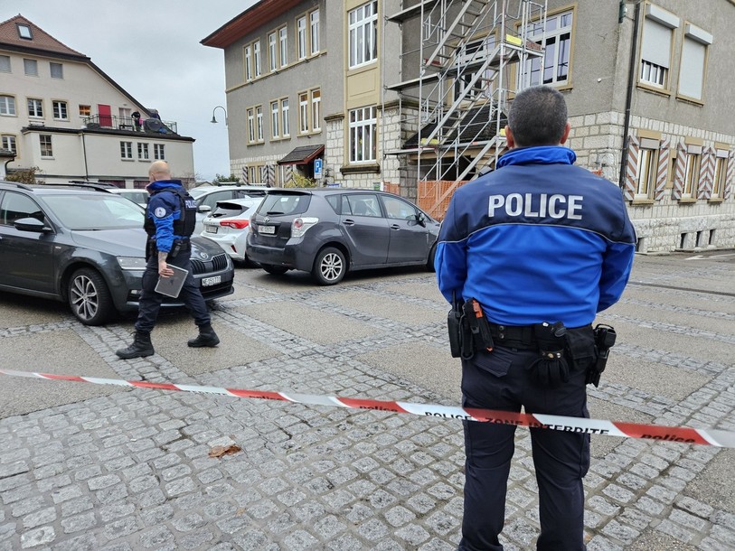 La Police neuchâteloise s’est mobilisée au collège des Corneilles à Cortaillod ce vendredi après-midi.