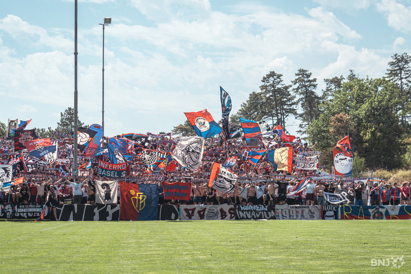Les supporters du FC Bâle sont venus en nombre à St-Blaise le 20 août et la rencontre s'est disputée sans le moindre accroc. (Photo: archives/Albin Tissier)