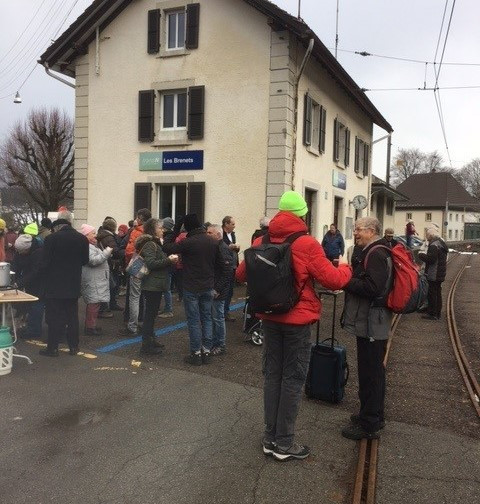 L’Association du Régional des Brenets au RER neuchâtelois a convié la population à une verrée samedi matin à la gare des Brenets. (Photo:&nbsp;Association du Régional des Brenets au RER neuchâtelois)
