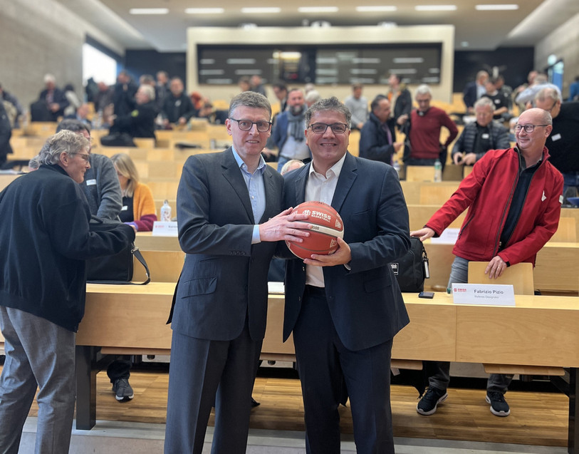 Andrea Siviero (à gauche) avait repris la présidence de Swiss Basketball des mains de Giancarlo Sergi au printemps 2024. (Photo d'archives: Swiss Basketball)