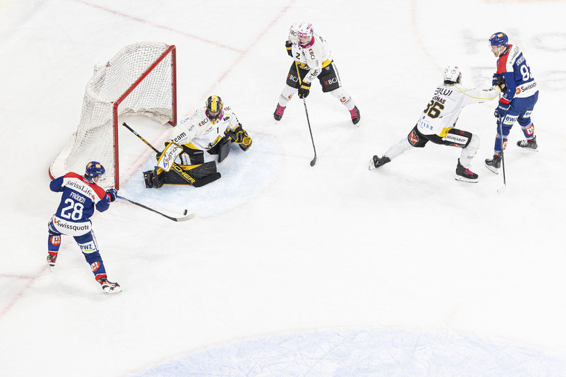 Le Suédois de Zurich Jesper Fröden reprend de volée un puck qui terminera au fond du but de Tim Wolf. Il restait... 12 secondes à jouer ! (photo KEYSTONE : Michael Buholzer)
