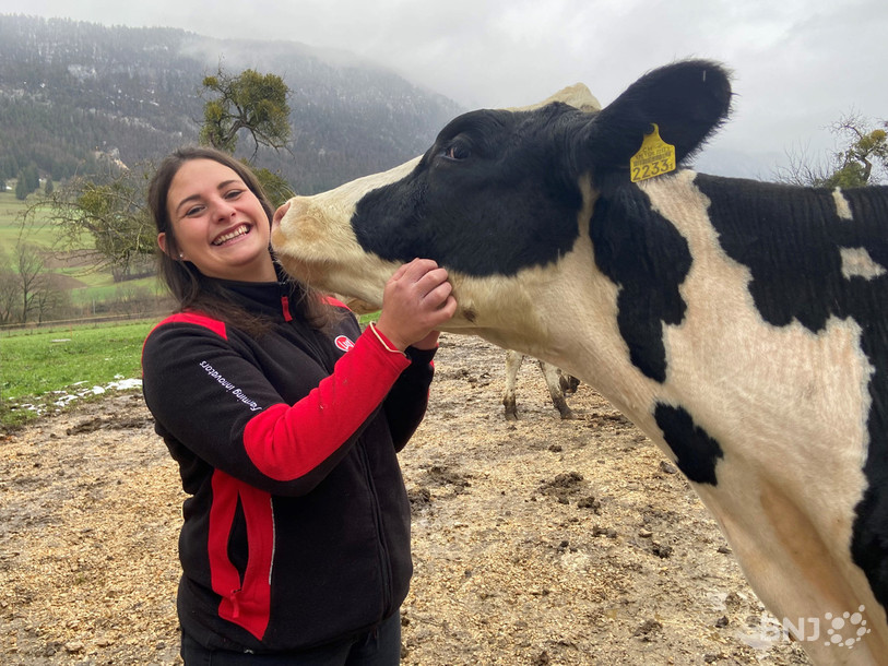 Tessa Grossniklaus en compagnie d’une des vaches de l’exploitation familiale à Eschert.