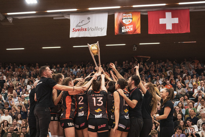 Les joueuses du NUC célèbrent les trois trophées remportés pendant la saison 2022-2023. (Photo : archives/Albin Tissier)
