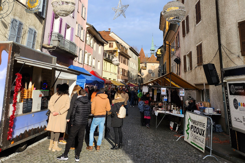 Le marché de Noël de Porrentruy a profité de quelques rayons de soleil ce dimanche (photo : Marché de Noël de Porrentruy).