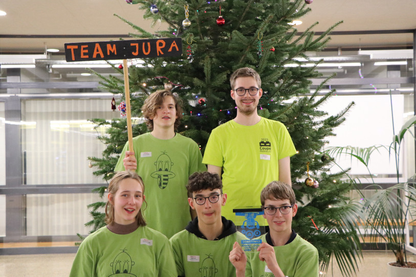 Josquin Martignier, Daniel Renaud (en haut, de gauche à droite), Ganaelle Mundwiler, Anaël Vallat et Thibault Berthold (en bas de gauche à droite) se sont qualifiés pour la finale suisse de la compétition de robots en legos (photo : Robots-JU).