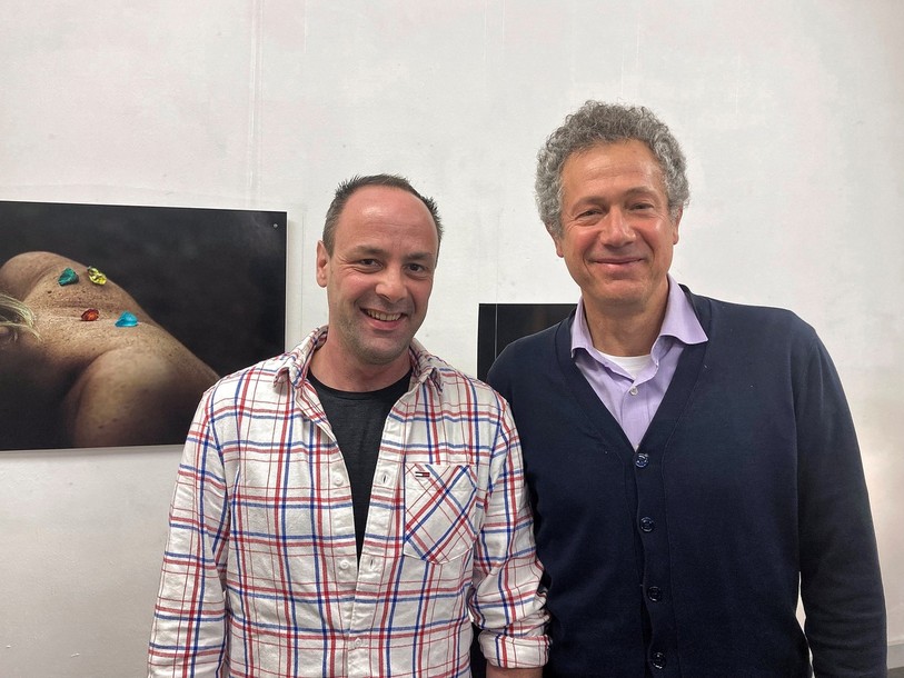 Denis Tcheskiss et Sébastien Roethlisberger devant l'une des toiles exposées.