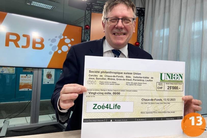 Pierre-Alain Schwarb, président des fonds de l'Union, prend la pose avec le chèque qui sera remis mercredi soir à l’Association Zoé4Life.
