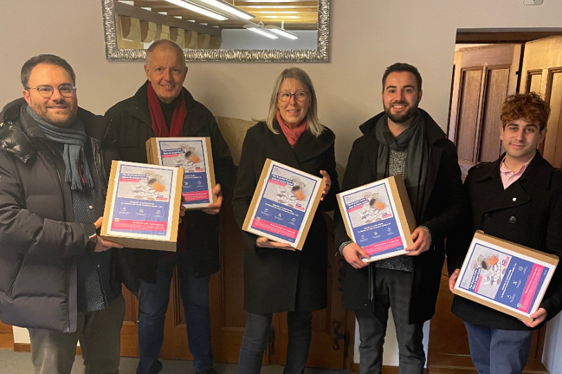 Les initiants ont déposé plus de 5'000 signatures à la chancellerie d’Etat ce lundi. (Photo : Parti libéral-radical neuchâtelois)