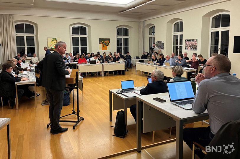Le conseiller communal et vice-maire, Claude Schlüchter, a notamment présenté la position de l'exécutif devant les conseillers de ville. 