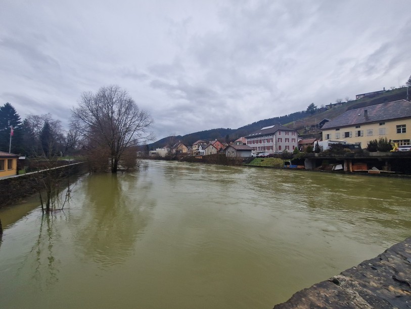 L'Areuse, ici à Travers, ressemble davantage à un fleuve qu'à une rivière. 