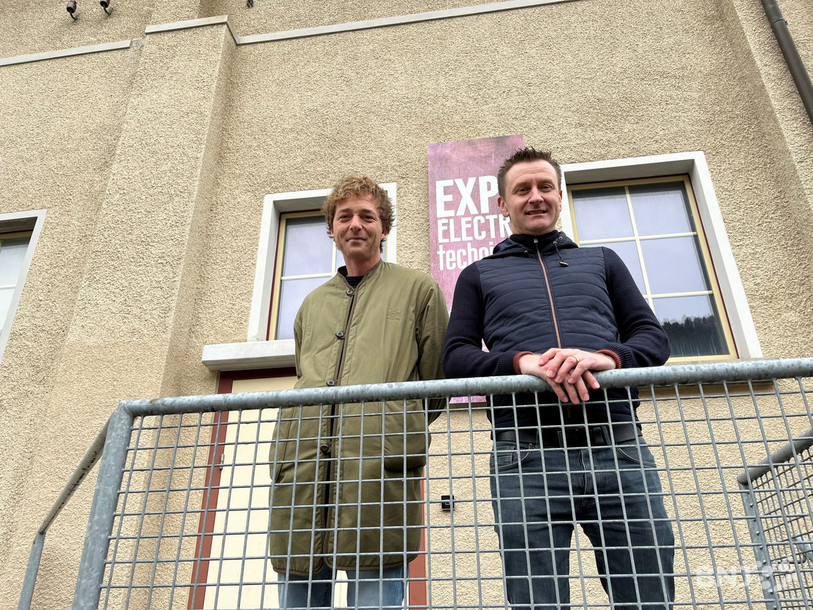 Guillaume Davot (à droite), directeur de Jura bernois Tourisme, et Swann Thommen, artiste imérien, ont le sourire en dévoilant, ce mardi, un des postes du tout nouveau Circuit Secret de St-Imier.
