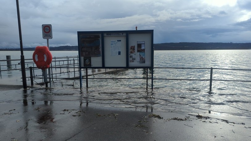 Le lac de Bienne avait atteint son niveau de crue mercredi et était sorti de son lit, ici à La Neuveville.